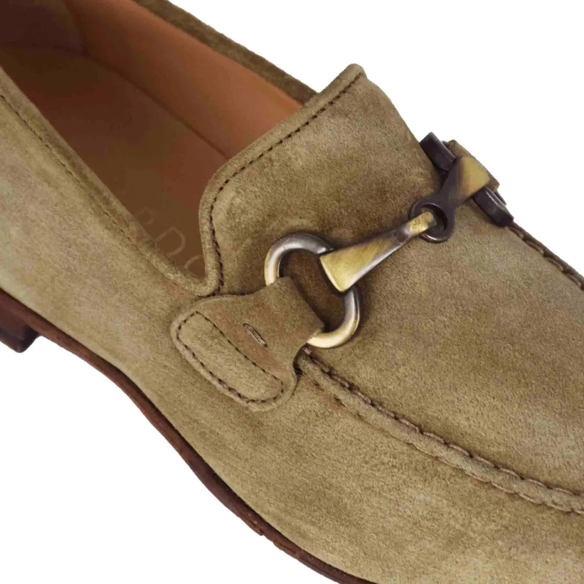 Mocassino Da Uomo In Camoscio Colore Beige Con Morsetto Colore Oro