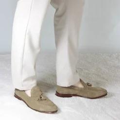 Mocassino In Pelle Scamosciata Fatto A Mano Con Nappine Colore Beige