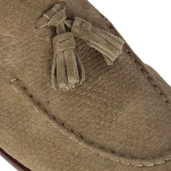 Mocassino In Pelle Scamosciata Fatto A Mano Con Nappine Colore Beige