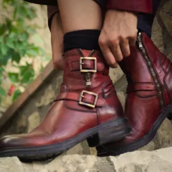 Stivaletto Da Donna Con Doppia Fibbia In Vera Pelle Colore Rosso